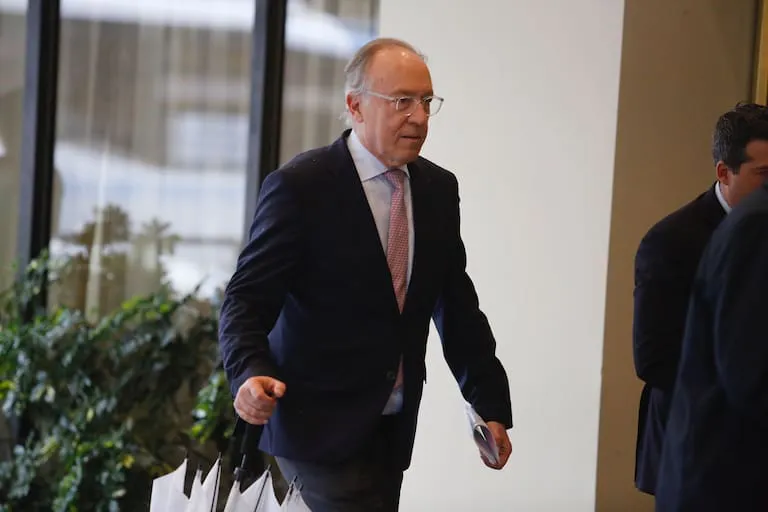 guillermo-nielsen-llega-al-hotel-libertador-donde-BEY62GQ7VRHUNIIH53FQXGPENE