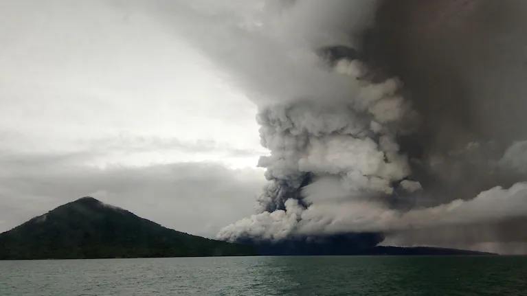 foto-de-archivo-el-volcan-anak-krakatoa-de-indonesia-en-erupcion-el-27-de-diciembre-de-2018-foto-afp-QTRBPZATLJBZBCNBI7OQUZ4DDY