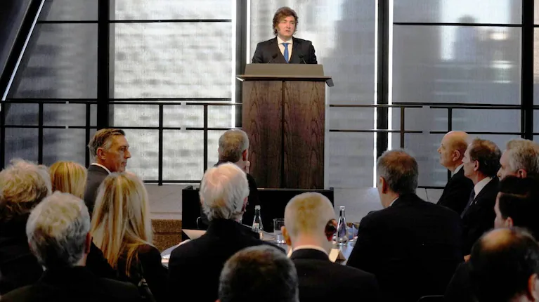 javier-milei-llegara-a-paris-para-inaugurar-la-segunda-edicion-de-la-argentina-week-el-foro-para-atraer-inversiones-extranjeras-al-pais-que-ya-realizo-en-marzo-en-nueva-york-foto-presidencia-KGE6VZB32VFZ5DK6GBVMLBIIYI