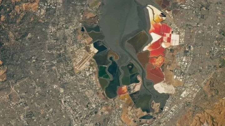 la-nasa-fotografio-una-extrana-mancha-roja-2278939