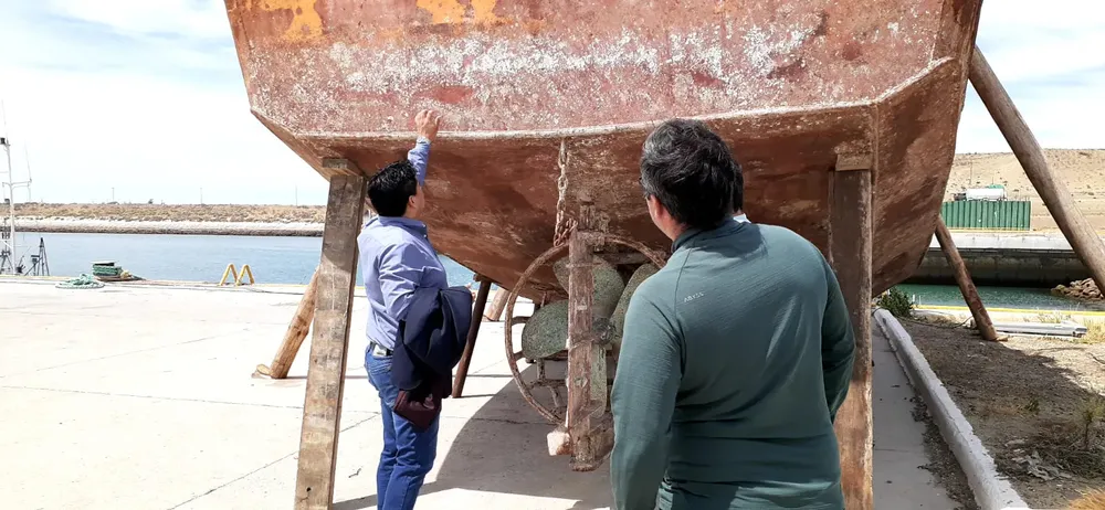 claudio vidal recorre el puerto caleta paula