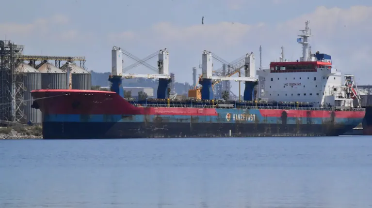el-hanze-goteborg-amarrado-en-el-norte-bonaerense-el-granelero-que-en-2022-rescato-a-cuatro-naufragos-en-el-atlantico-y-hoy-descarga-carbon-para-la-industria-siderurgica-foto-marine-traffic-V6LQPTEVYFHSLMXNLVUCMY6YGI (1)